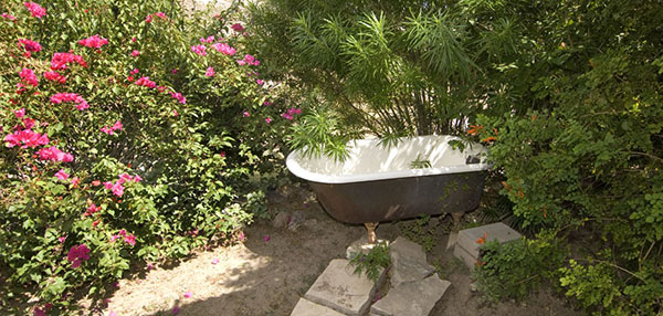 The outdoor bath.